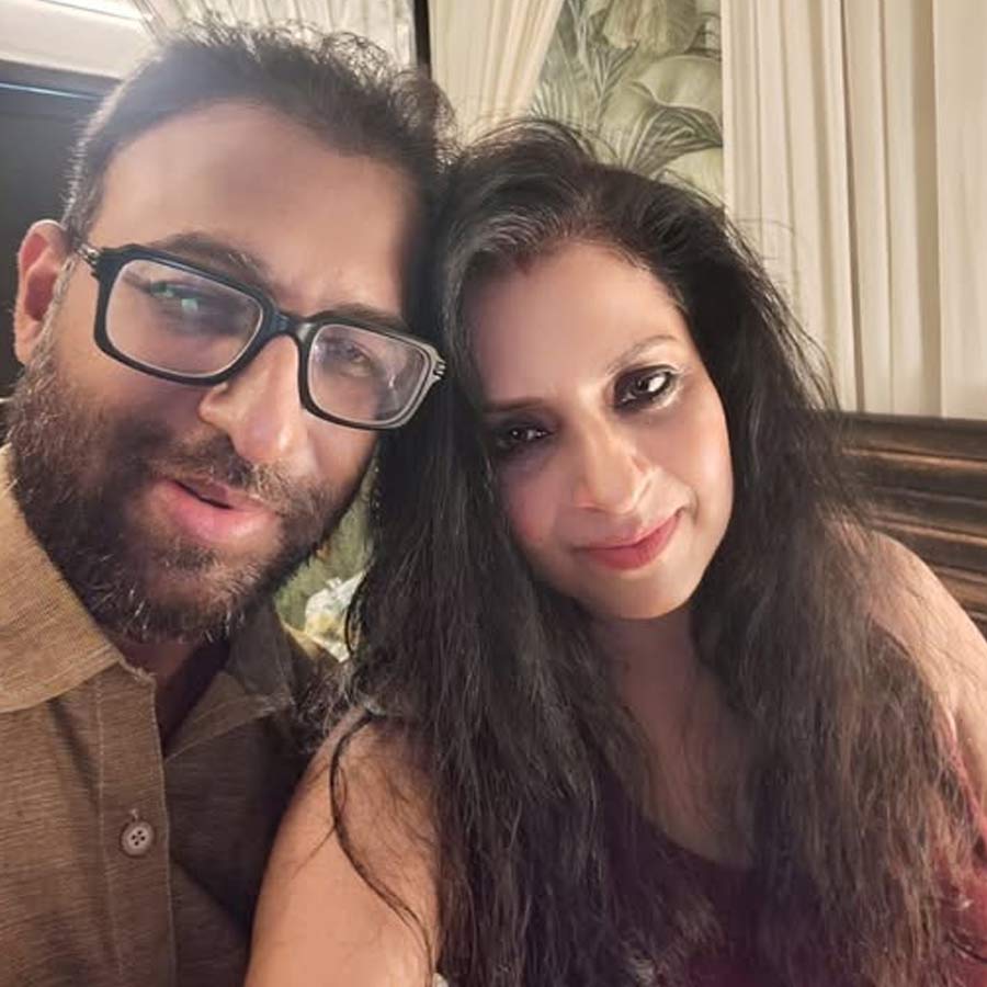 দিল্লিতে একান্তে সময় কাটাতে চান উৎসব এবং মৌপিয়া।