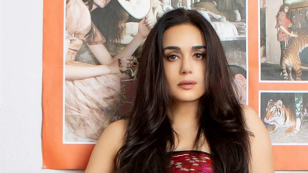 ত্বকের যত্ন কী ভাবে নেওয়া দরকার, অনুরাগীকে পরামর্শ  প্রীতি জিন্টার।