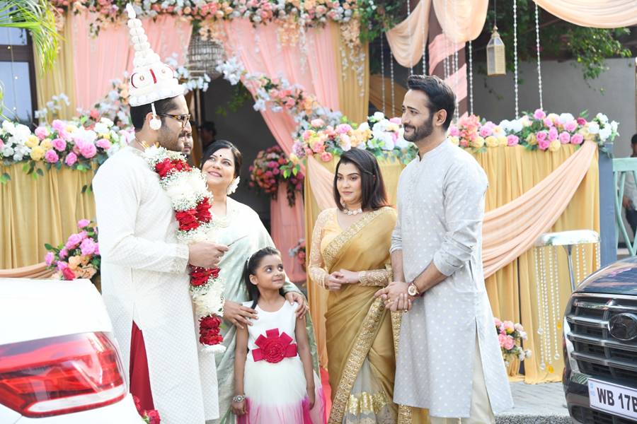ধারাবাহিক ‘কমলা নিবাস’-এ বরের সাজে নায়ক পরমব্রত চট্টোপাধ্যায়।