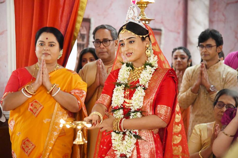 ধারাবাহিক ‘কমলা নিবাস’-এ বিয়ের দৃশ্যের আগে সোহিনী সেনগুপ্ত, দেবশঙ্কর হালদার, দেবাদৃতা বসু। 
