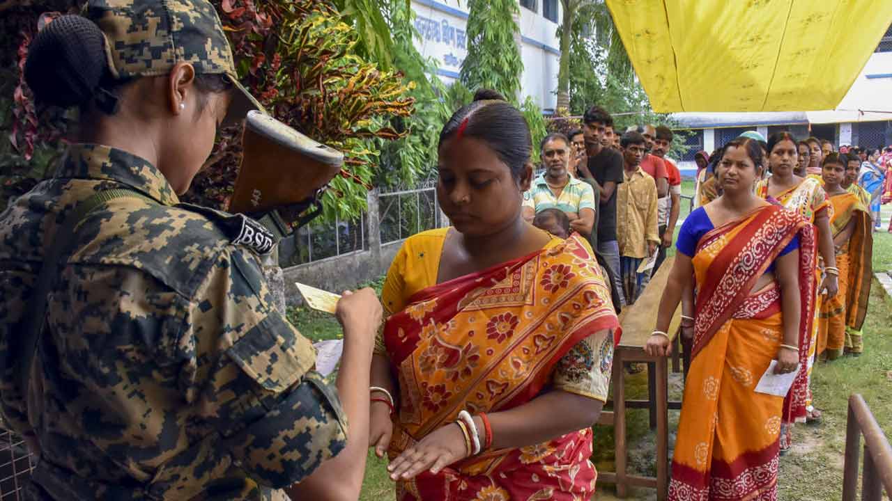 বুথের বাইরে ভোটারদের লাইন।