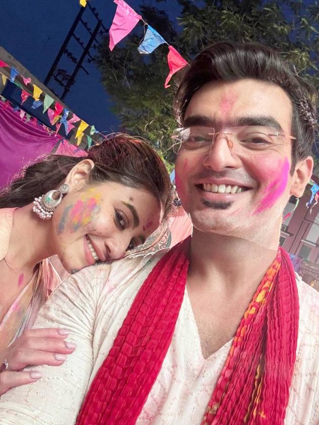 আবিরছোঁয়া স্বস্তিকা, অর্ণব।