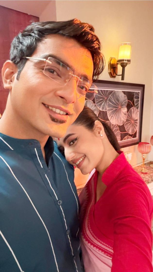 শুটিংয়ের ফাঁকে দু’টিতে জুটিতে।