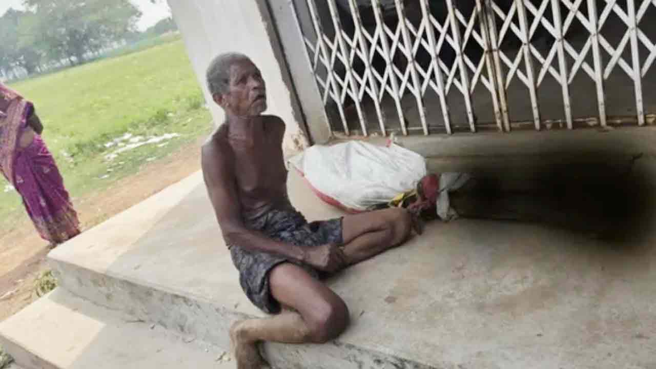 দিদির দেহংশ নিয়ে ব্যাঙ্কে হাজির প্রৌঢ়। ছবি: সংগৃহীত।