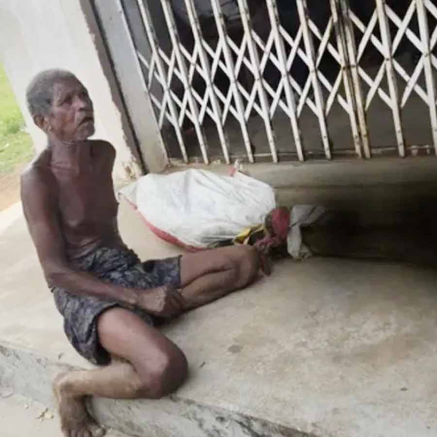 দিদির দেহংশ নিয়ে ব্যাঙ্কে হাজির প্রৌঢ়। ছবি: সংগৃহীত।