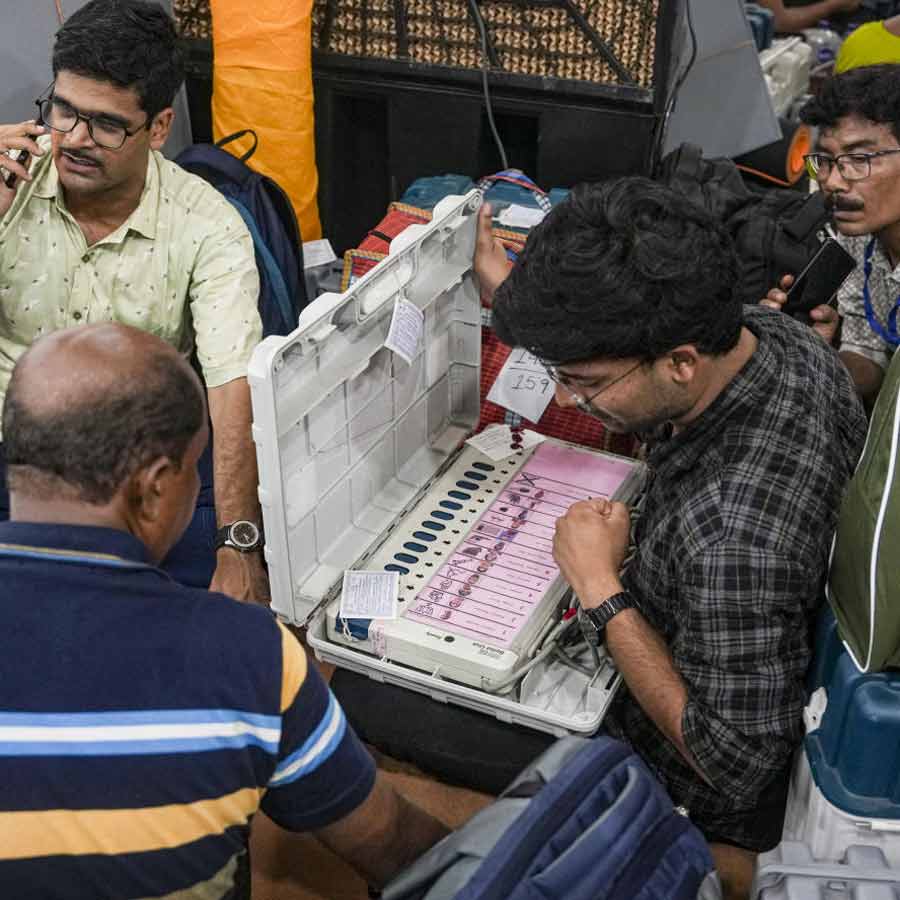 দ্বিতীয় দফার ভোটের আগে ভোটকেন্দ্রের পথে কর্মীরা।