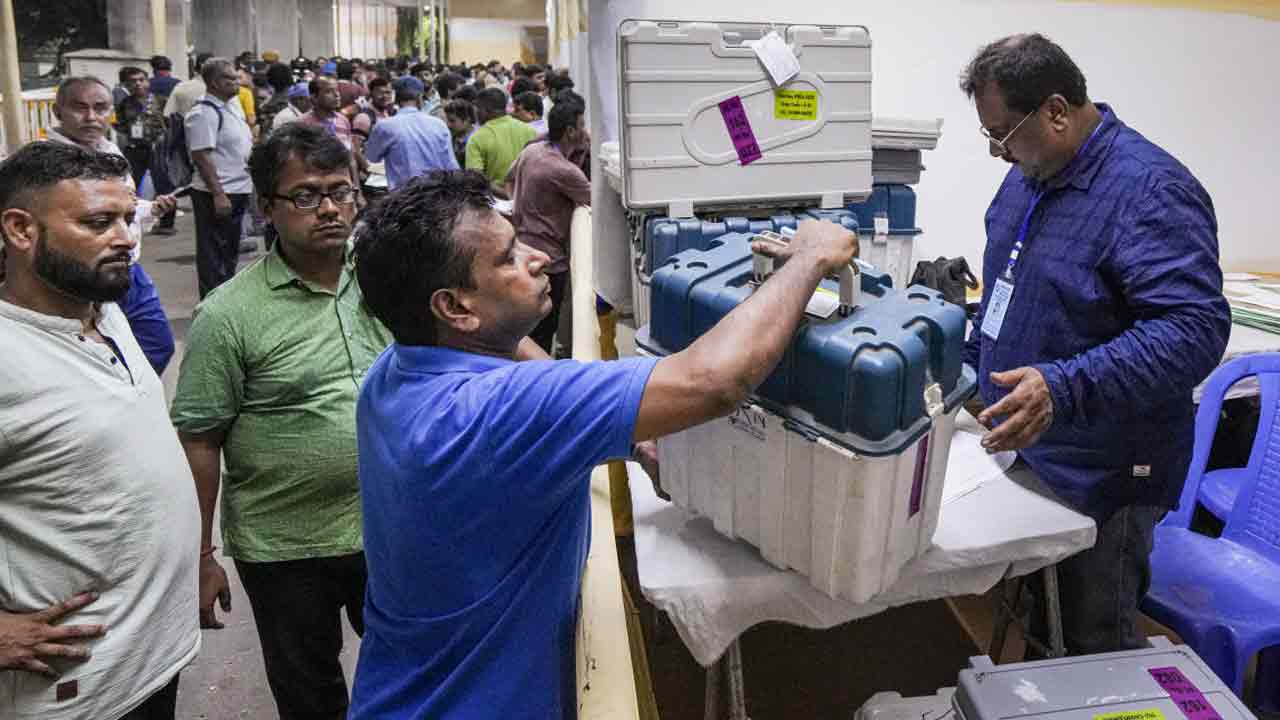 দ্বিতীয় দফার ভোটের আগে চলছে চূড়ান্ত প্রস্তুতি। 