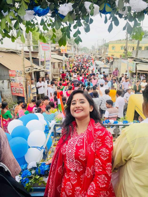 ভোটপ্রচারের ফাঁকে সৌমিতৃষা কুণ্ডু।