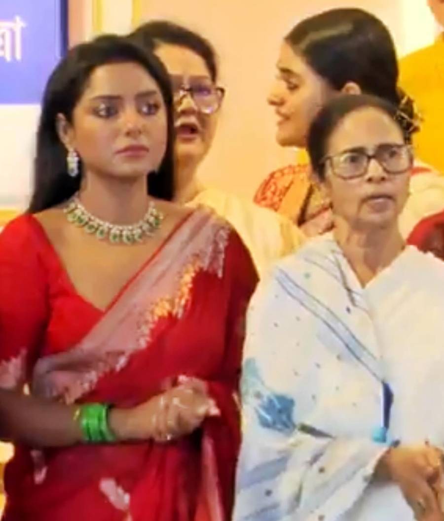 প্রিয়া পাল এবং মুখ্যমন্ত্রী মমতা বন্দ্যোপাধ্যায়।