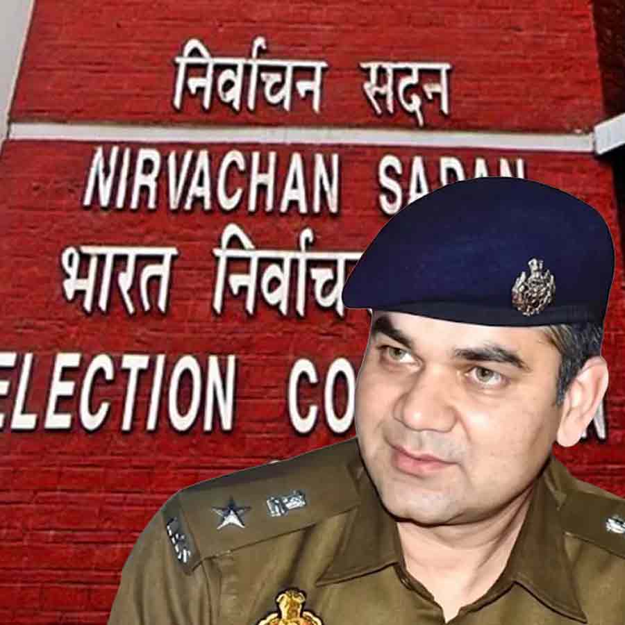 পশ্চিমবঙ্গের বিধানসভা নির্বাচনে পুলিশ পর্যবেক্ষক অজয়পাল শর্মা।