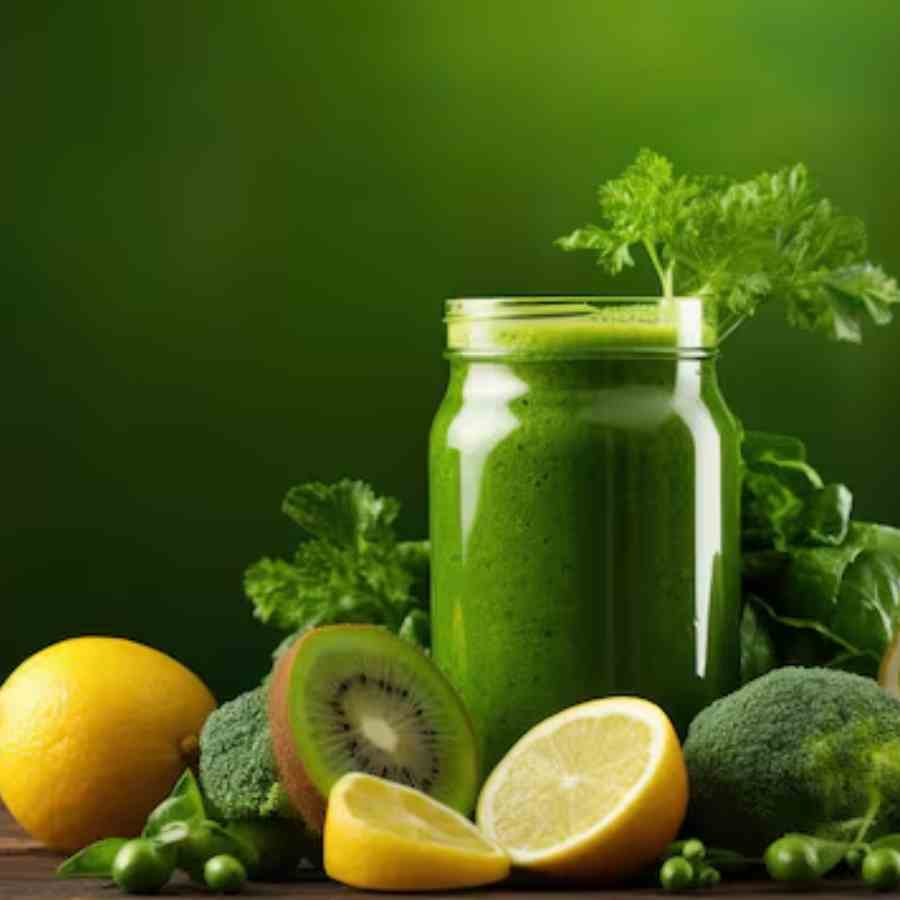 রোদে বেরোনোর আগে ইলেকট্রোলাইট পানীয় খেয়ে যাওয়াই সবচেয়ে ভাল।