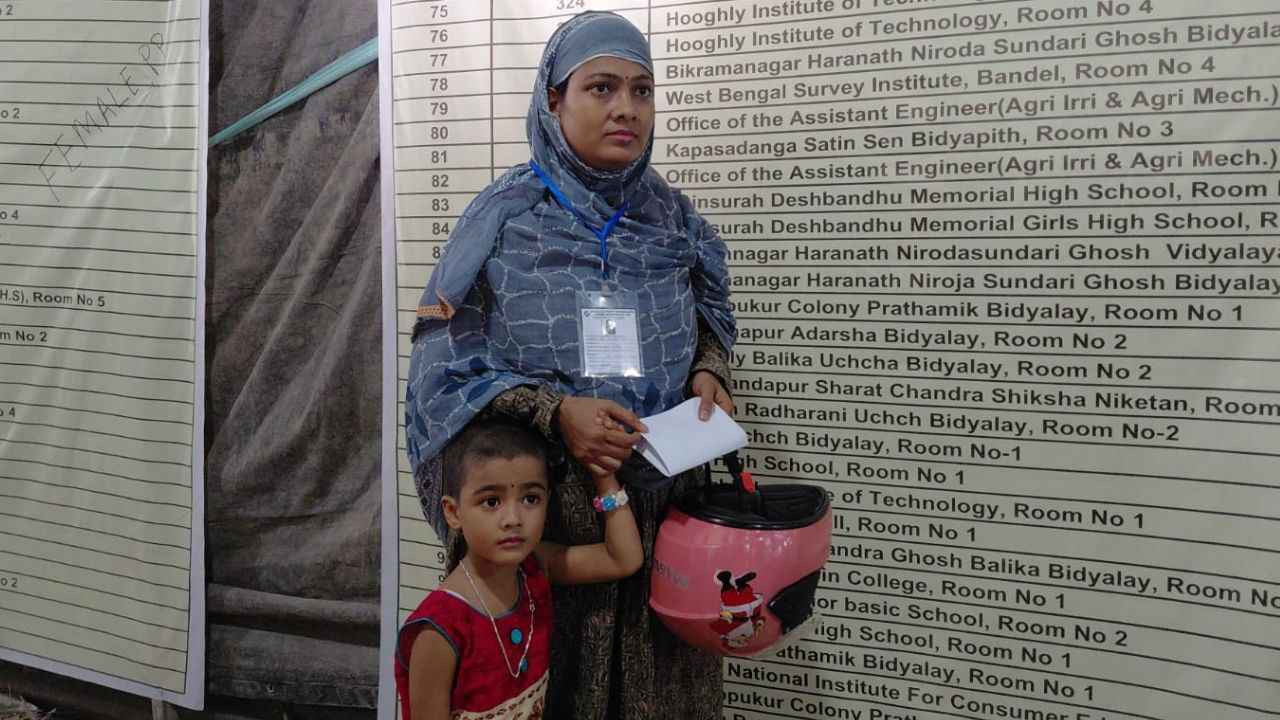 মায়ের হাত ধরে ছোট্ট সুমাইয়া