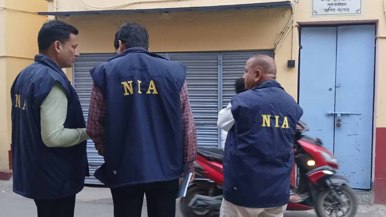 পূর্ব বর্ধমানের খাগড়াগড়ে এনআইএ-র প্রতিনিধিদল। মঙ্গলবার।