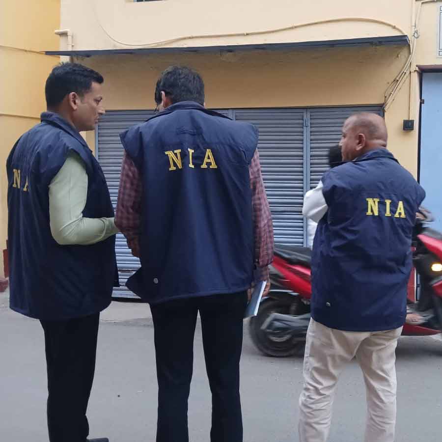 পূর্ব বর্ধমানের খাগড়াগড়ে এনআইএ-র প্রতিনিধিদল। মঙ্গলবার।