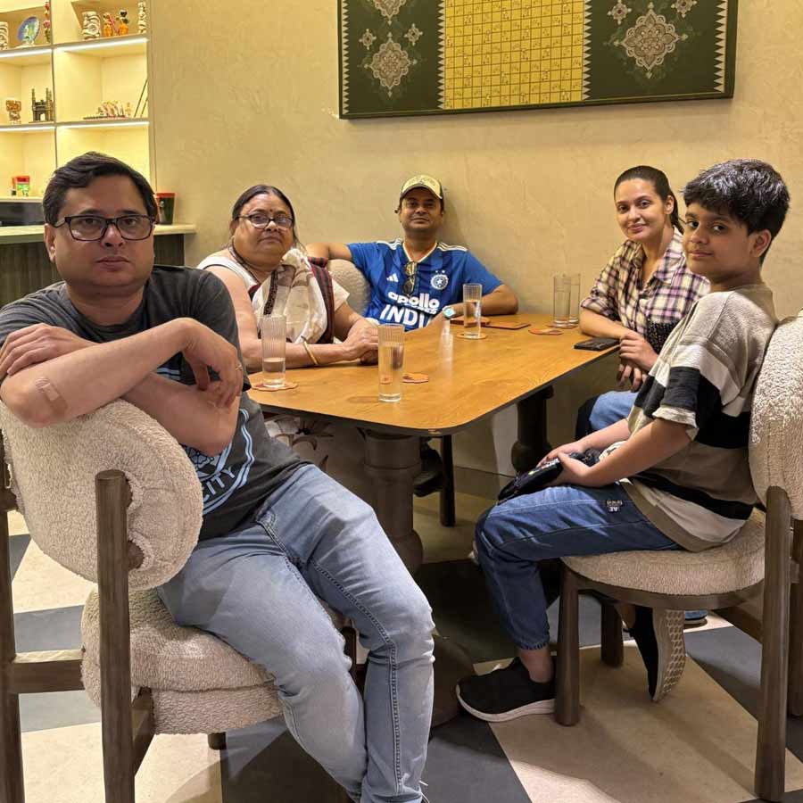 পরিবারের সঙ্গে বিশেষ মুহূর্তে রাহুল 