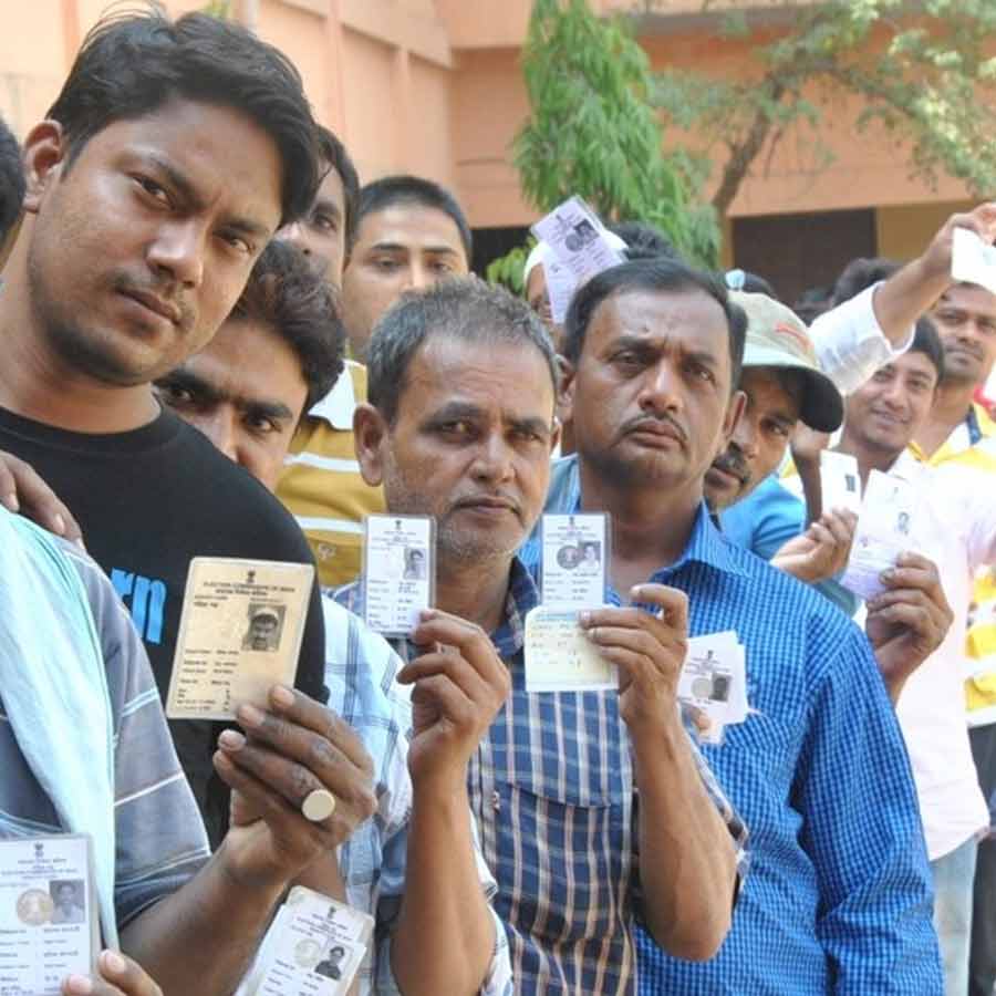 বহুতলের ভোটকেন্দ্রগুলিতে জরুরি ভিত্তিতে কেন্দ্রীয় বাহিনী মোতায়েনের নির্দেশ।