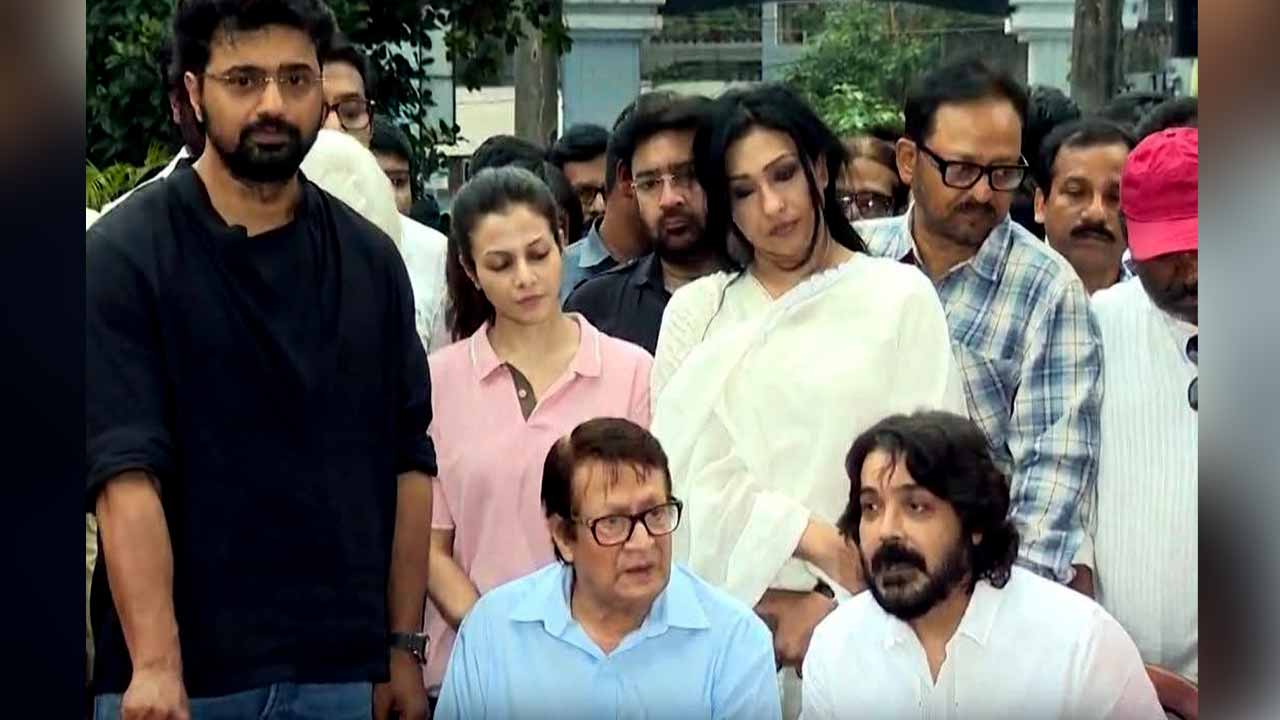 ৭ এপ্রিল কর্মবিরতি নিয়ে আলোচনায় শিল্পীরা। 