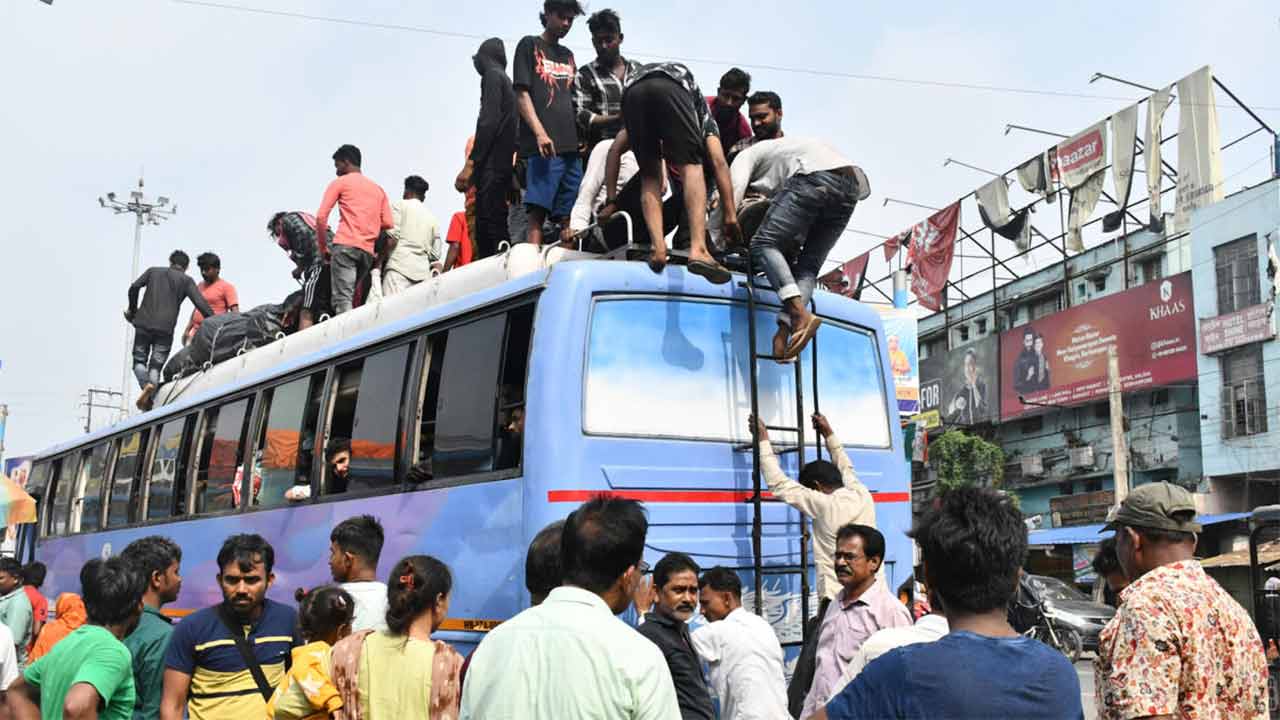ফেরা: বাসে জায়গা নেই, তাই ছাদে চেপেই ভোট দিতে আসছেন পরিযায়ী শ্রমিকরা। ২০ এপ্রিল, বহরমপুর।