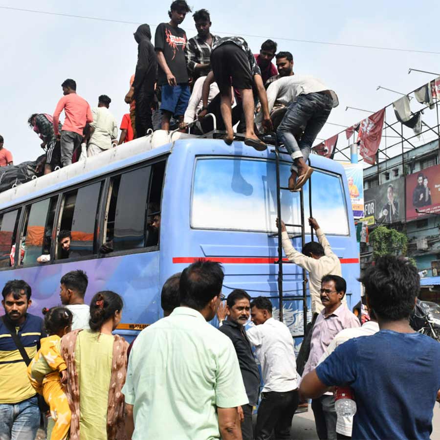 ফেরা: বাসে জায়গা নেই, তাই ছাদে চেপেই ভোট দিতে আসছেন পরিযায়ী শ্রমিকরা। ২০ এপ্রিল, বহরমপুর।