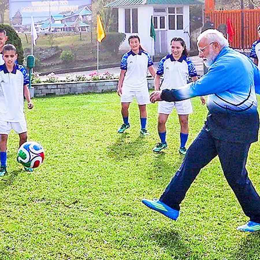 স্থানীয় ছেলেমেয়েদের সঙ্গে ফুটবলে মেতে প্রধানমন্ত্রী। মঙ্গলবার গ্যাংটকে।