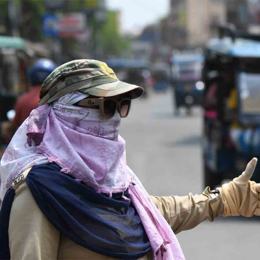 কড়া রোদের তাপ থেকে বাঁচতে। সিউড়ির প্রশাসন ভবন মোড়ে। মঙ্গলবার দুপুরে।