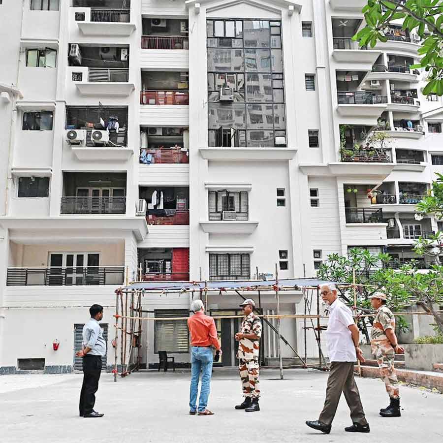 বাইপাসের ধারে একটি আবাসনের ভিতরে তৈরি হচ্ছে বুথ। মঙ্গলবার।