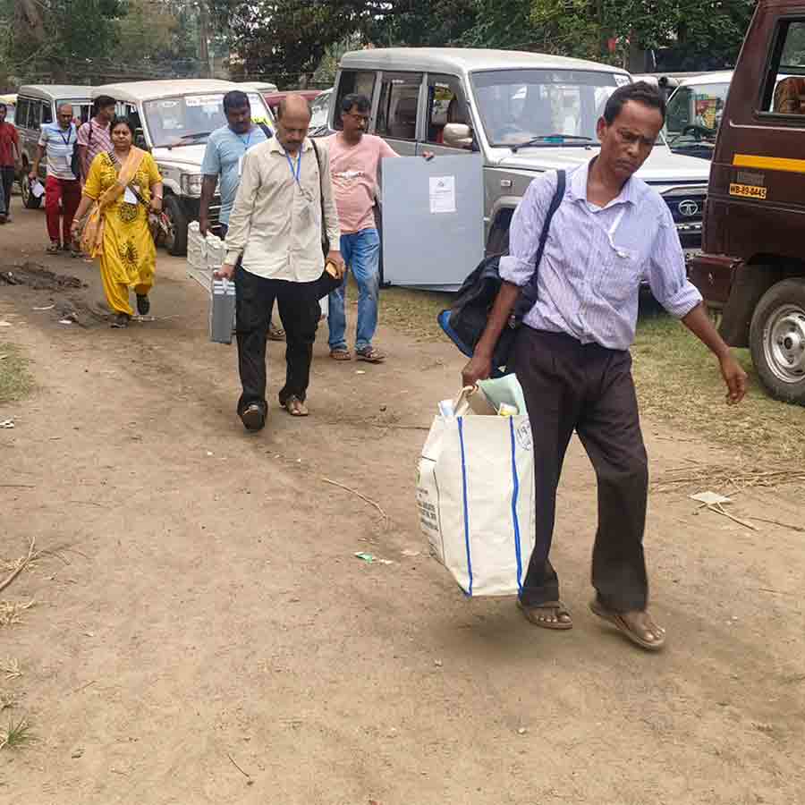 ডিসিআরসি থেকে বুথের পথে ভোটকর্মীরা। মঙ্গলবার চণ্ডীতলায়।