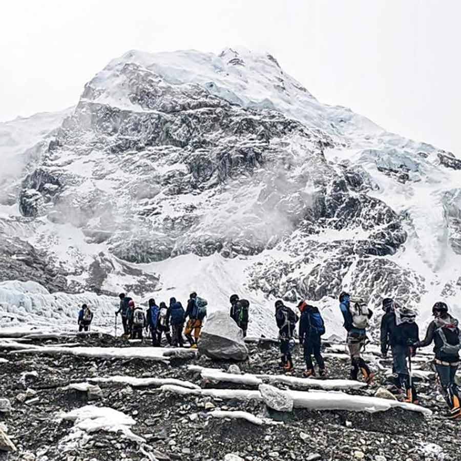 এভারেস্টে বিকল্প পথের খোঁজে শেরপারা।