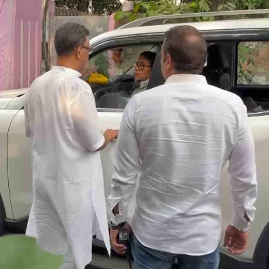 candidate Mamata Banerjee from Bhabanipur went out to inspect the booth on the morning of the election