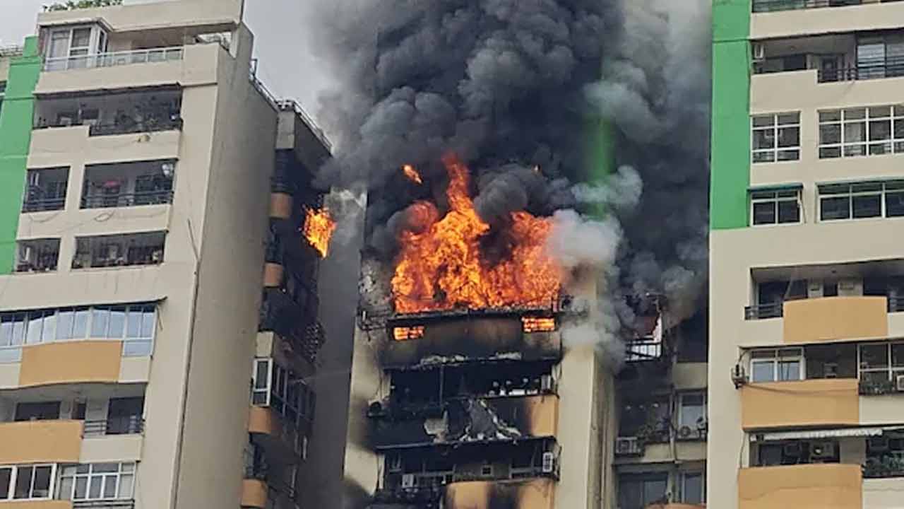 গাজ়িয়াবাদের সেই বহুতল। ছবি: সংগৃহীত।