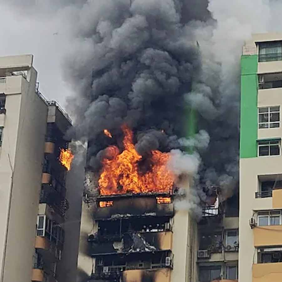 গাজ়িয়াবাদের সেই বহুতল। ছবি: সংগৃহীত।