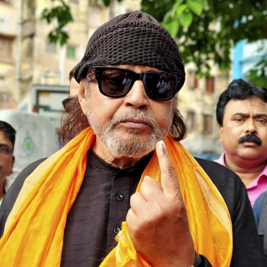 ভোট দানের পর মিঠুন চক্রবর্তী।