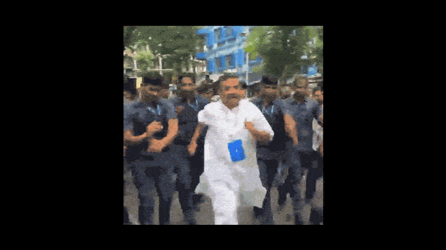 ‘বহিরাগত’ ধরতে কেন্দ্রীয় বাহিনীর সঙ্গে দৌড় শুভেন্দু অধিকারীর। বুধবার সকালে কালীঘাটে।