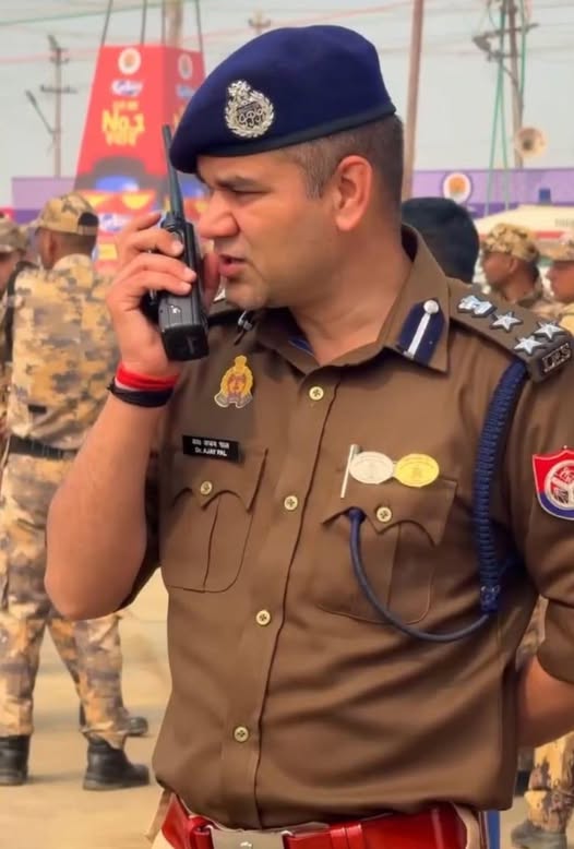 তাঁর নামের সঙ্গে জুড়েছে একাধিক তকমা। এনকাউন্টার স্পেশালিস্ট, দবং থেকে যোগীরাজ্যের সিংহম। পশ্চিমবঙ্গে দ্বিতীয় দফার নির্বাচনী লড়াই সামাল দিতে তাঁকে পুলিশ পর্যবেক্ষক করে আনা হয়েছে। উত্তরপ্রদেশ ক্যাডারের এই দোর্দণ্ডপ্রতাপ পুলিশ অফিসারকে পশ্চিমবঙ্গে নিয়ে এসেছে জাতীয় নির্বাচন কমিশন। এইমুহূর্তে রাজ্য রাজনীতির অন্যতম চর্চিত নাম আইপিএস অজয়পাল শর্মা।