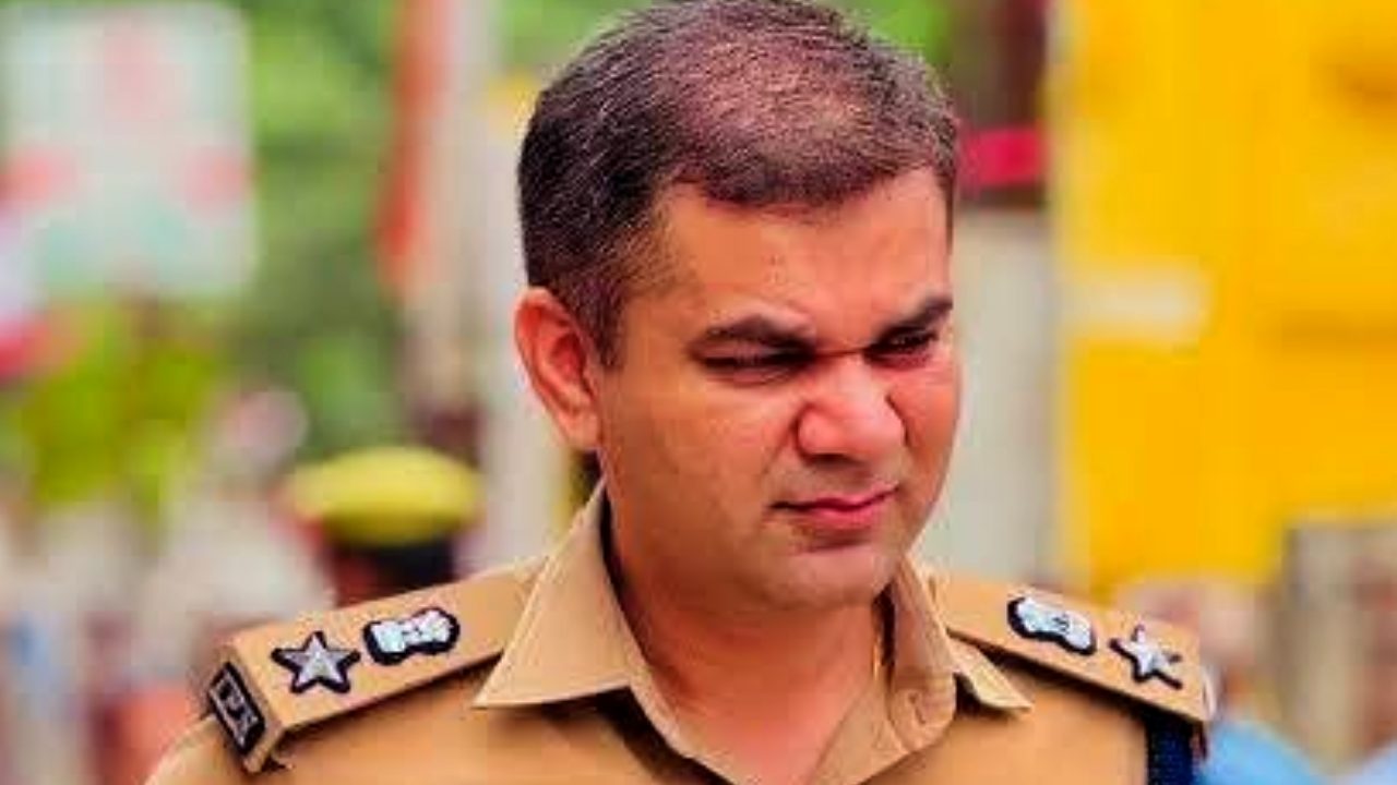  রাজ্যে পা দিয়েই বিতর্কে জড়িয়েছেন অজয়। ফলতার তৃণমূল প্রার্থী জাহাঙ্গির খানের বাড়িতে গিয়ে তাঁর হুমকি ও হুঁশিয়ারির ভিডিয়ো ভাইরাল হয়েছে। এই ঘটনা নিয়ে শুরু হয়েছে রাজনৈতিক তরজাও। ভাইরাল হওয়া ভিডিয়োর সত্যতা যাচাই করেনি আনন্দবাজার ডট কম।  