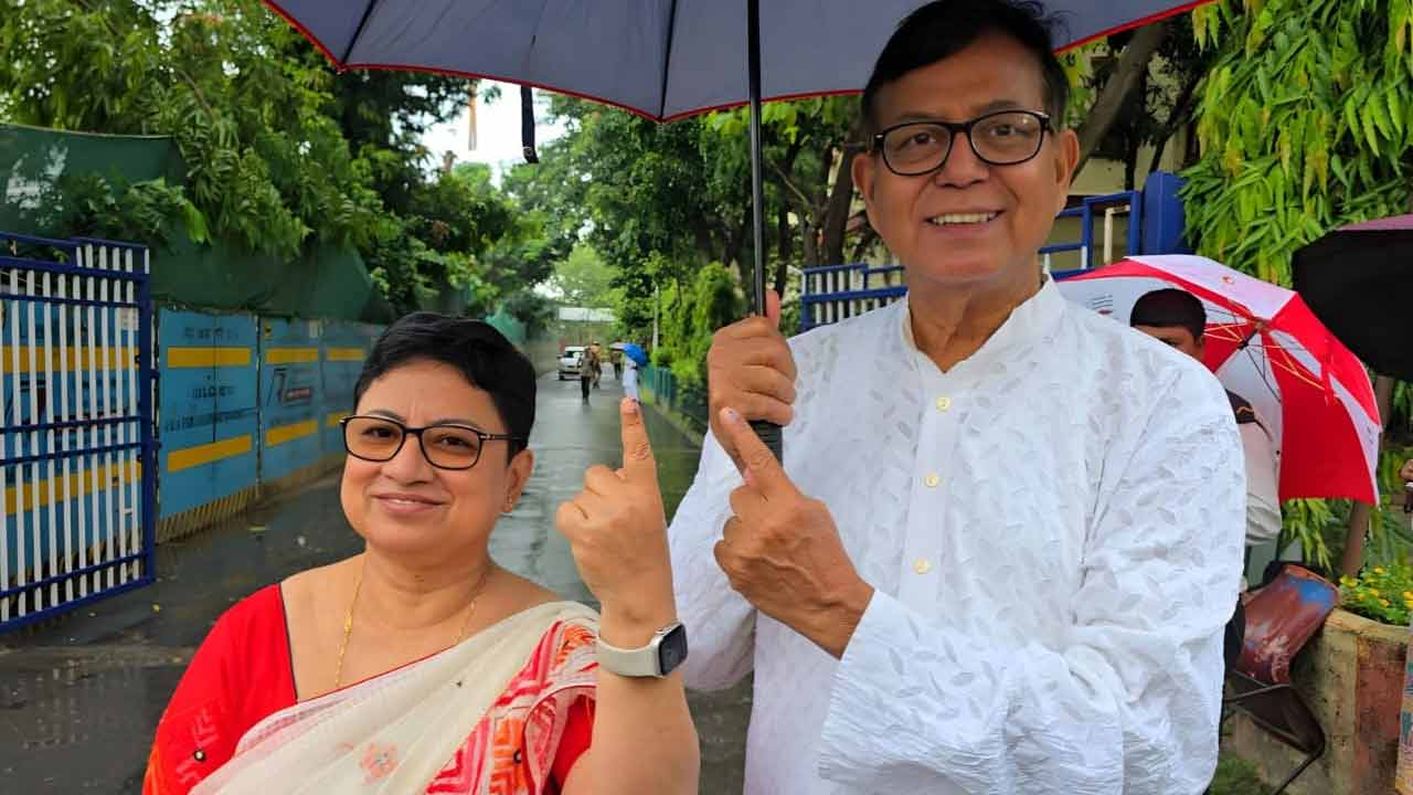 ‘‘আজ ভবানীপুর বিধানসভা কেন্দ্রে ভোটদান।’’ ভোটদান করে বেরিয়ে ফেসবুক পোস্ট মহম্মদ সেলিমের।
