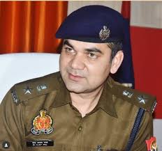 ঘটনার পর পুলিশ পর্যবেক্ষকের এক্তিয়ার নিয়েও প্রশ্ন তুলেছে তৃণমূল। দক্ষিণ ২৪ পরগনার মতো স্পর্শকাতর এলাকায় উপস্থিত হয়ে তিনি যে ভাবে হুঁশিয়ারি দিয়েছেন তা নিয়ে জোর গুঞ্জন প্রশাসনিক ও রাজনৈতিক মহলে। তবে এই ধরনের আলোচনা-সমালোচনাকে গুরুত্ব দিতে রাজি হননি অজয়। 