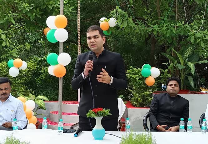  ২০১১ সালের উত্তরপ্রদেশ ক্যাডারের এই আইপিএস পঞ্জাবের লুধিয়ানার ভূমিপুত্র। কেরিয়ারও চোখধাঁধানো। আইপিএস হওয়ার প্রস্তুতি নেওয়ার আগে তিনি ছিলেন দন্তচিকিৎসক। পটিয়ালার সরকারি মেডিক্যাল কলেজ থেকে তিনি ডেন্টাল সার্জারি বা বিডিএস পাশ করেন। সাদা অ্যাপ্রন ছেড়ে বেছে নিয়েছেন খাকি উর্দি। হাতে তুলে নিয়েছেন আগ্নেয়াস্ত্র। 