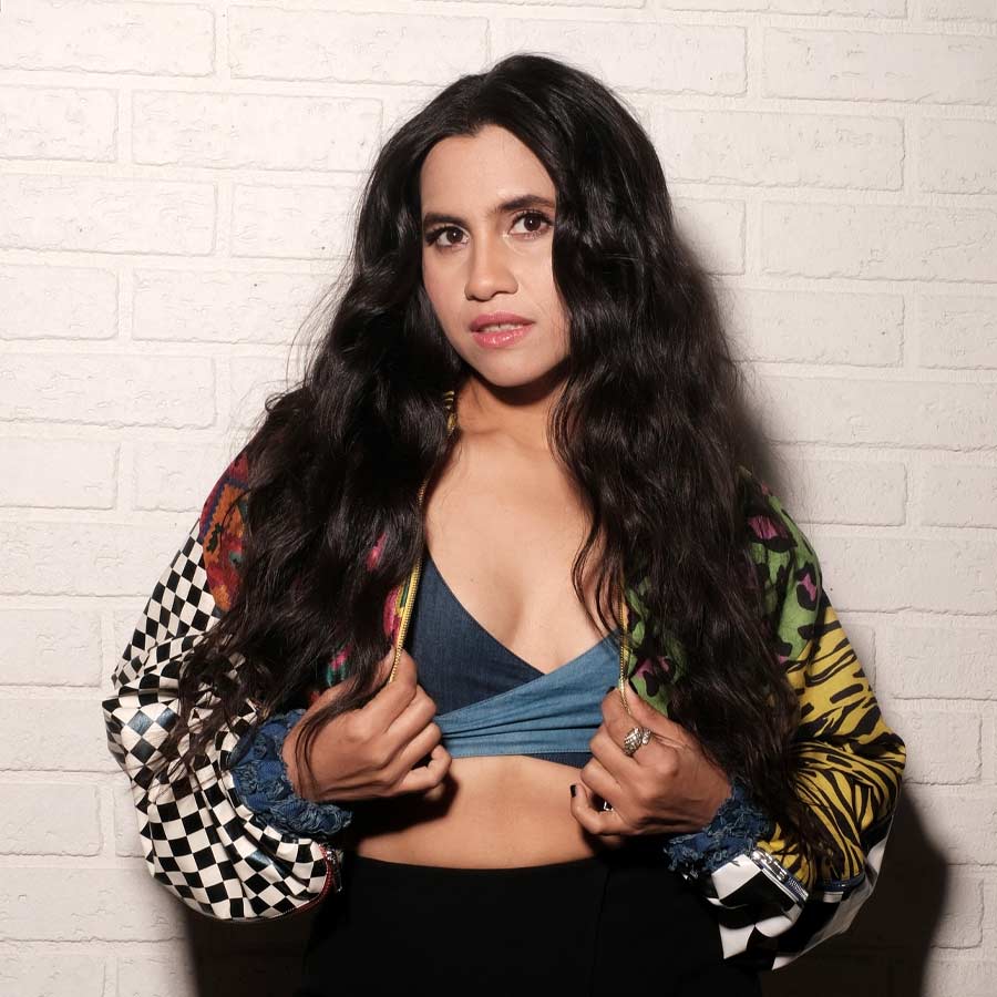 কী জন্য আনন্দিত হলেন গায়িকা নিকিতা গান্ধী?