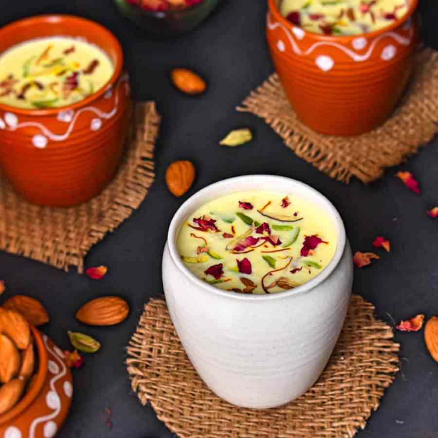 গরমে পুষ্টি জোগাবে, পেট ঠান্ডা রাখবে বাদামের শরবত।