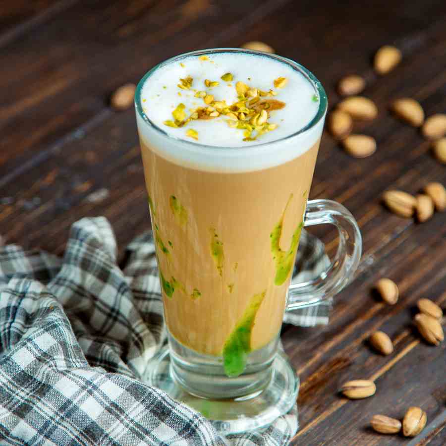 গরমে নরম পানীয় নয়, বিকল্প হতে পারে সুস্বাদু বাদামের শরবত।