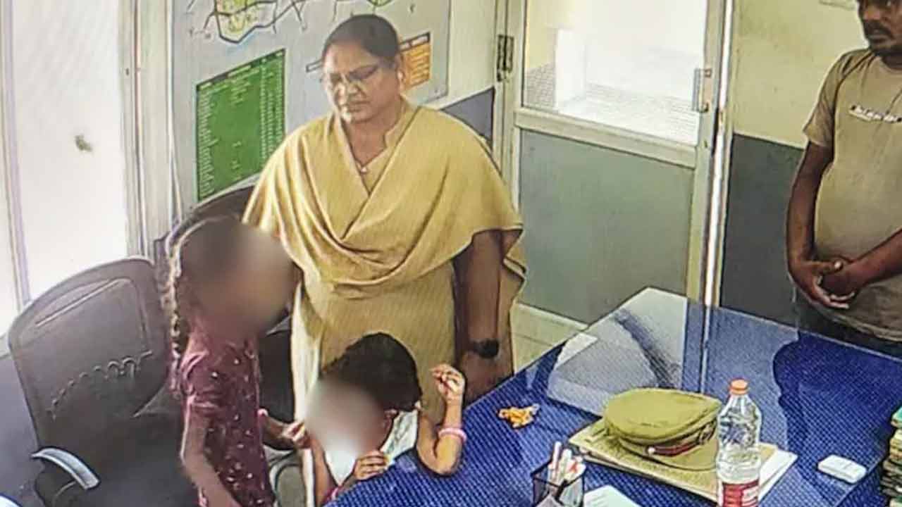 থানায় সন্তান-সহ দম্পতি। ছবি: সংগৃহীত।