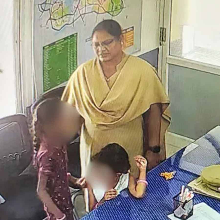 থানায় সন্তান-সহ দম্পতি। ছবি: সংগৃহীত।