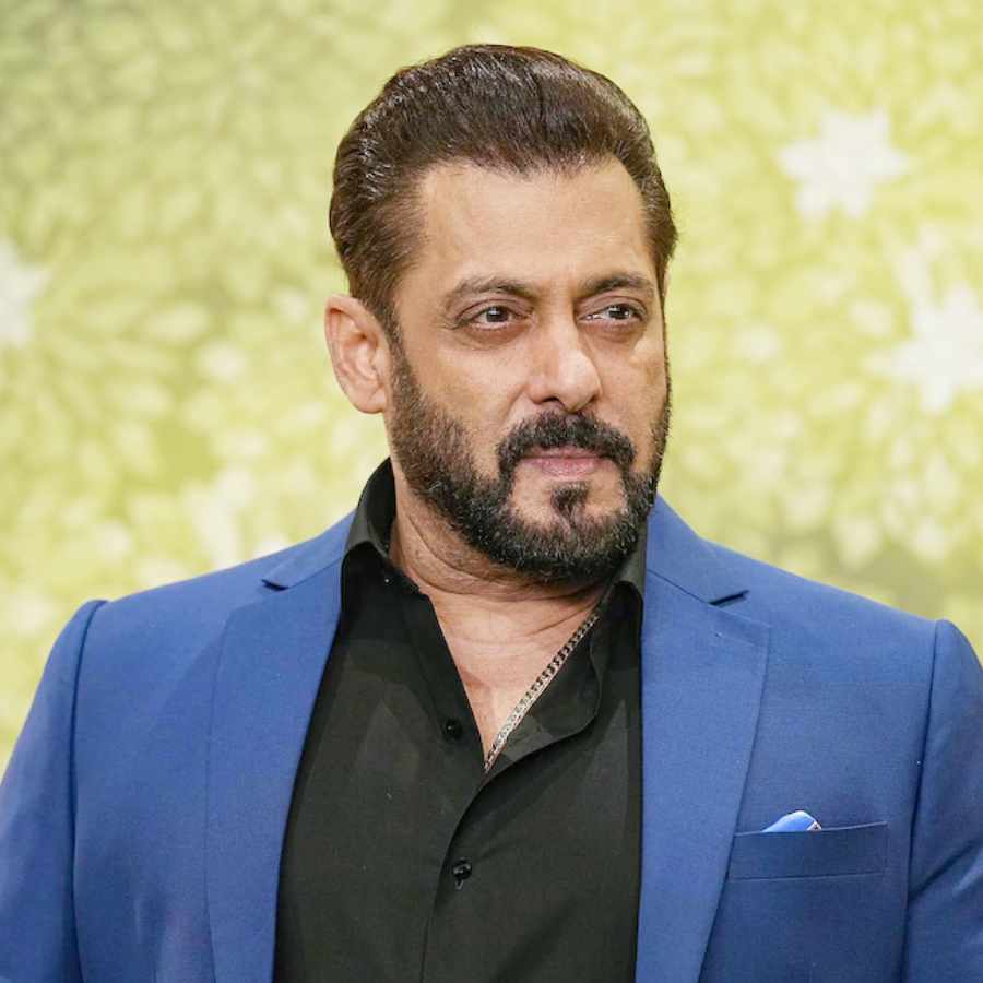 রোজ কত কিছুই তো ঘটে যাহা তাহা। কিন্তু, তা বলে সব খবর তো মানুষের স্মৃতিতে ছাপ রেখে যায় না। কিছু ঘটনা এমন হয়, মাস কিংবা বছর কেটে গেলেও যার অভিঘাত রয়ে যান দর্শকের মনে। বলিউডে এমন কিছু বিতর্ক হয়েছে গত কয়েক বছরে, যা এখনও তাজা মানুষের স্মৃতিতে। যে যে তারকা বার বার বিতর্কে থেকেছেন, তাঁদের মধ্যে প্রথম দিকেই সলমন খান। তাঁর প্রেমজীবন থেকে কৃষ্ণসার হরিণ হত্যার অভিযোগ, সলমন যেন বলিউডের ‘ব্যাড বয়’। তবে তালিকা দীর্ঘ। রইল এক এক তারকার জীবনের এক এক ঘটনার কথা।