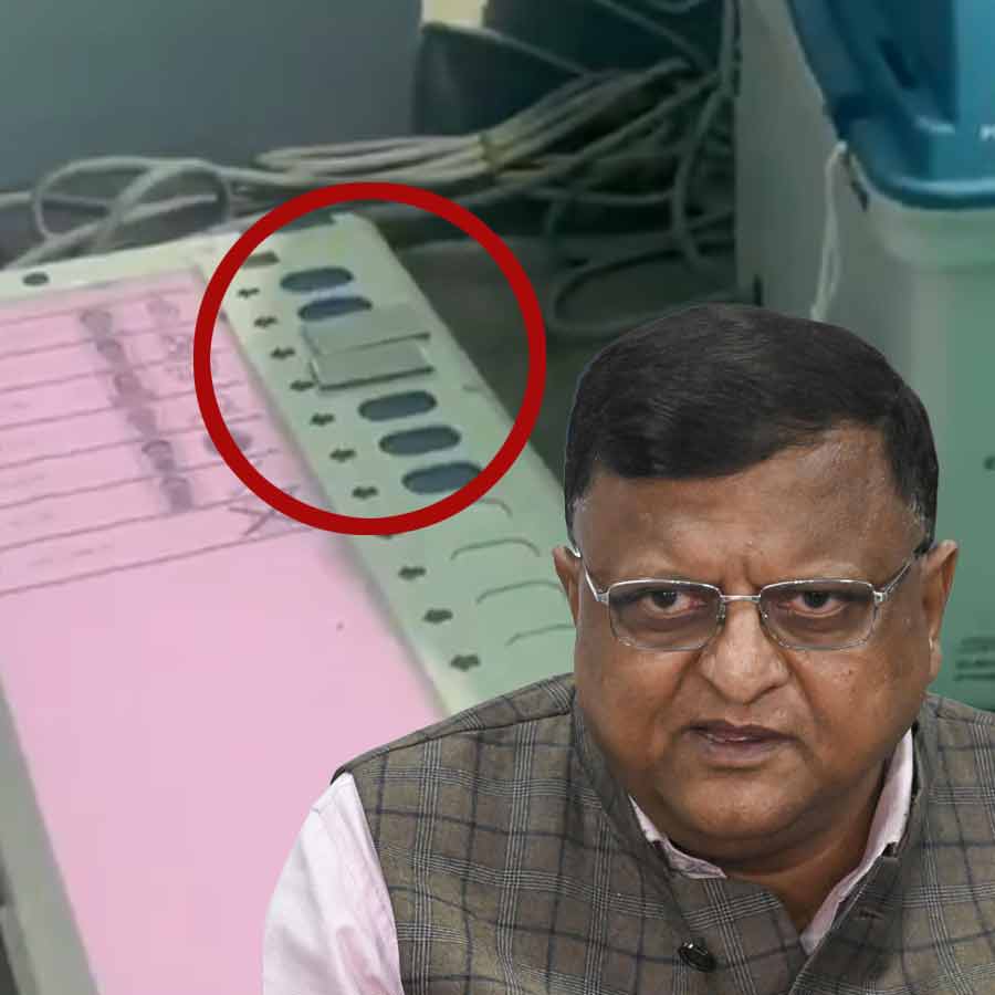 ইভিএমে ‘টেপ’ বসানোর অভিযোগ নিয়ে সিদ্ধান্তের কথা বললেন সিইও মনোজ অগ্রবাল।
