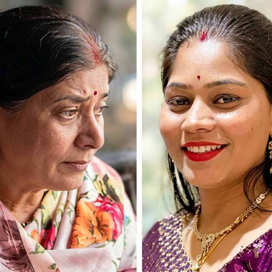 (বাঁ দিকে) রাজার মা উমা রঘুবংশী। রাজার স্ত্রী অভিযুক্ত সোনম রঘুবংশী (ডান দিকে)। ছবি: সংগৃহীত।