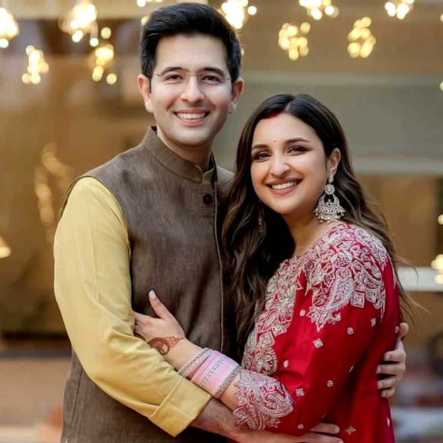 (বাঁ দিকে) রাঘব চড্‌ঢা, (ডান ডিকে) পরিণীতি চোপড়া।