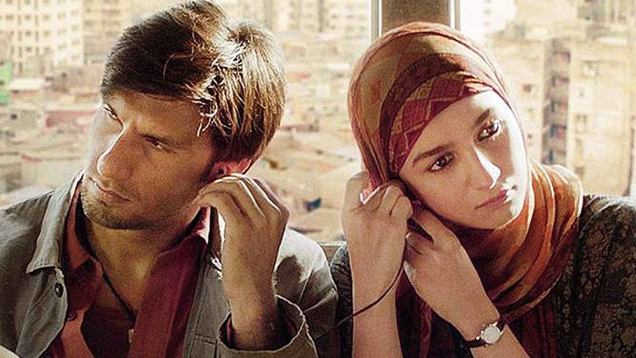 চিকিৎসকদের মতে, ইয়ারফোন ভাগ করে ব্যবহার করা খুবই অস্বাস্থ্যকর অভ্যাস।