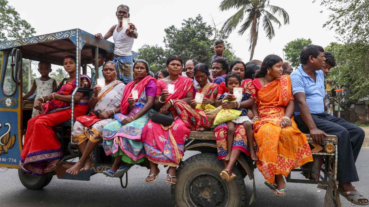 এমন ভোট করানোর মূল কৃতিত্ব নির্বাচন কমিশনকে দিচ্ছেন অধিকাংশ।