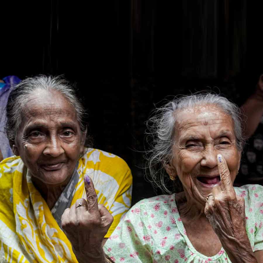 পশ্চিমবঙ্গে দুই দফায় বিধানসভা নির্বাচন সম্পন্ন।